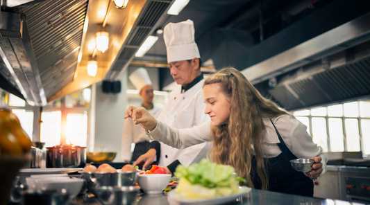 La Chaqueta Chef: Tradición y Funcionalidad en la Cocina Profesional