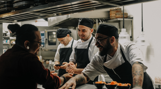 Delantal Cocinero: Comodidad, Protección y Estilo en la Cocina Profesional